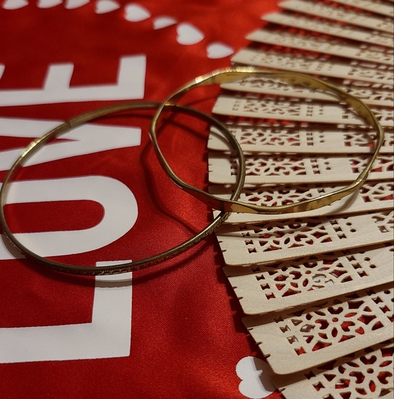 Elegant Gold Bangle Set So Unique And Pretty Collectible Bracelets - Picture 3 of 6